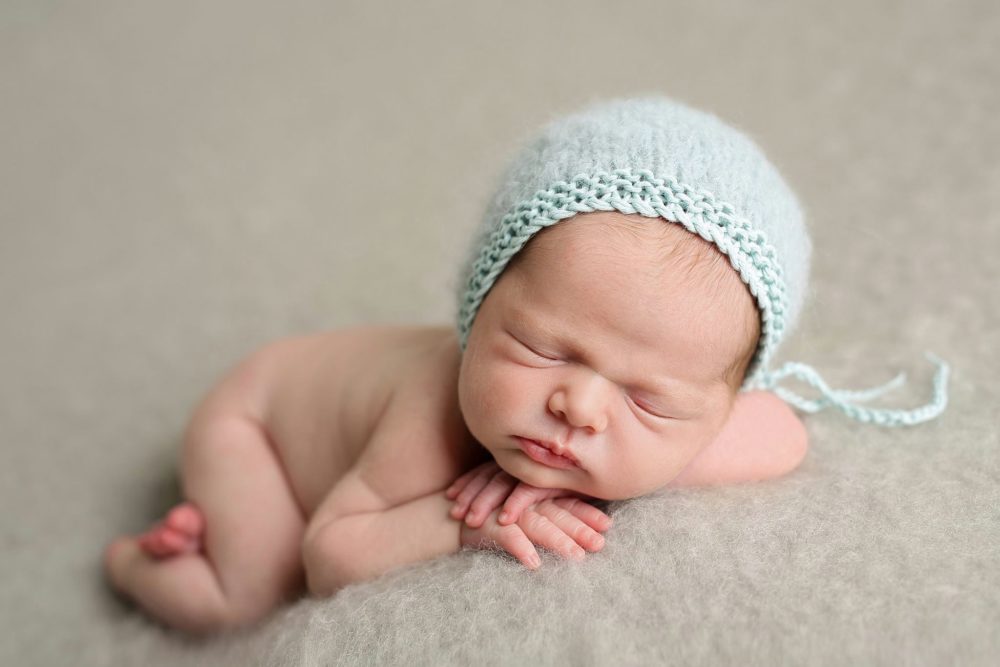 Gorrito tejido a mano talla newborn - Imagen 2