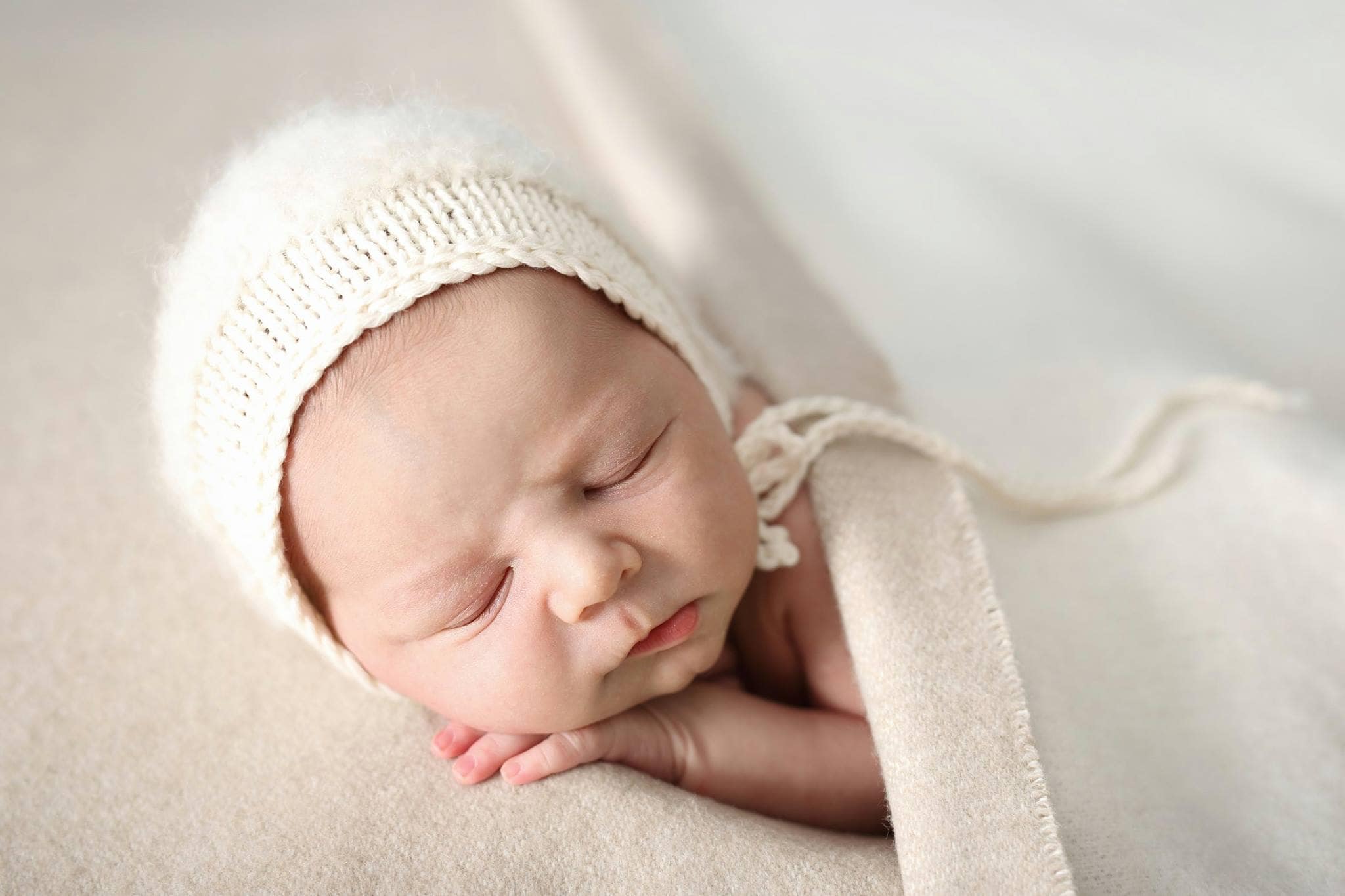 Gorrito tejido a mano talla newborn - Imagen 12