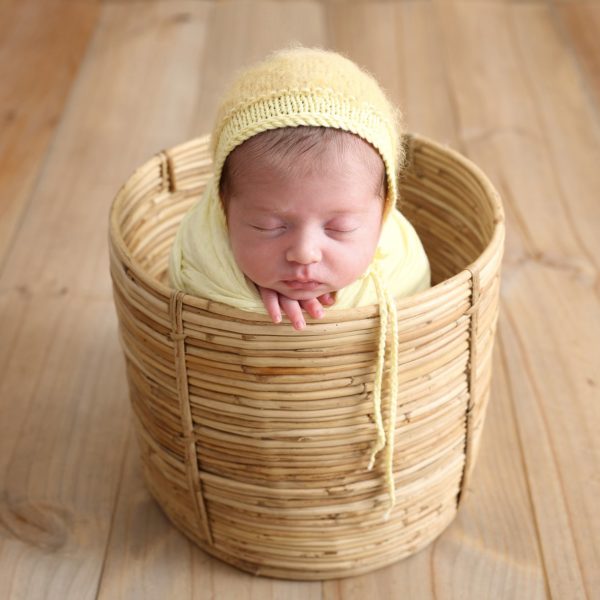 Gorrito tejido a mano talla newborn - Imagen 5