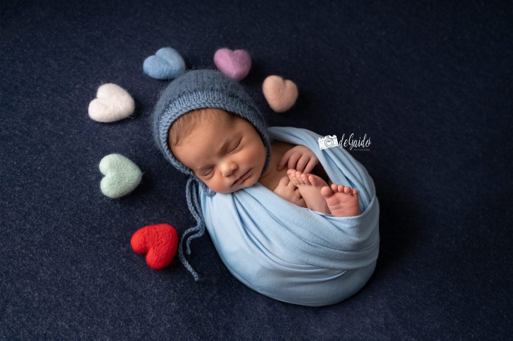 Gorrito tejido a mano talla newborn - Imagen 7