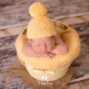 gorrito-con-pompon-y-wrap-a-juego